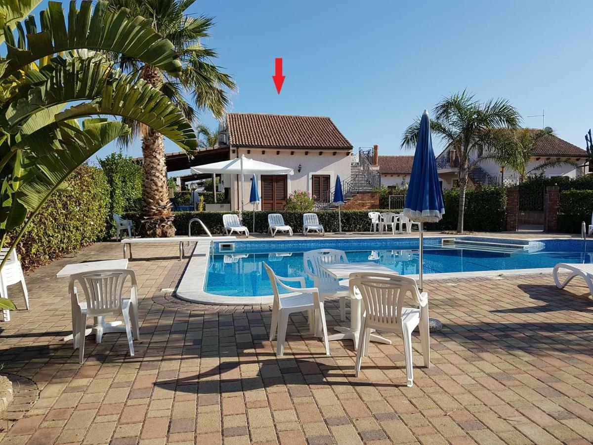Mansarda Con Vista Piscina Villa Campofelice Di Roccella Exterior foto