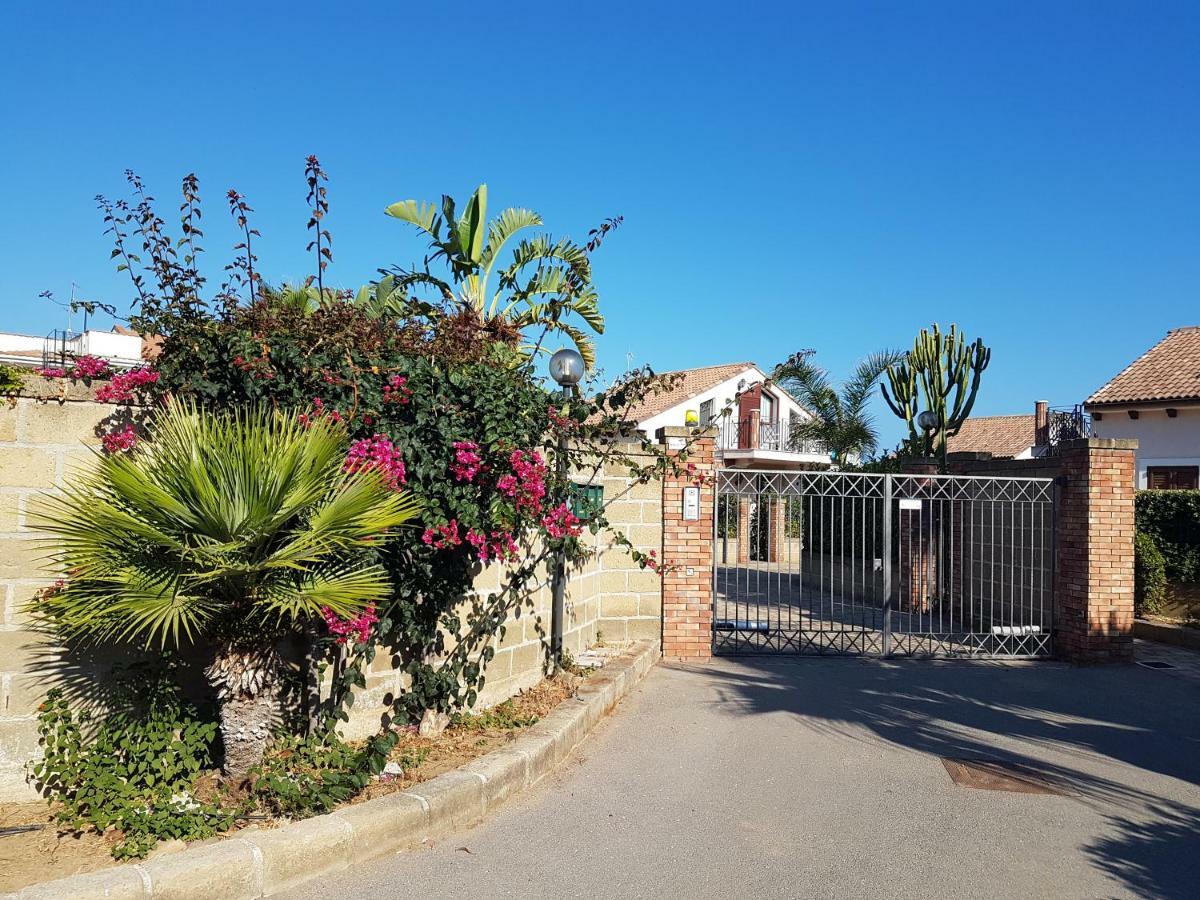 Mansarda Con Vista Piscina Villa Campofelice Di Roccella Exterior foto