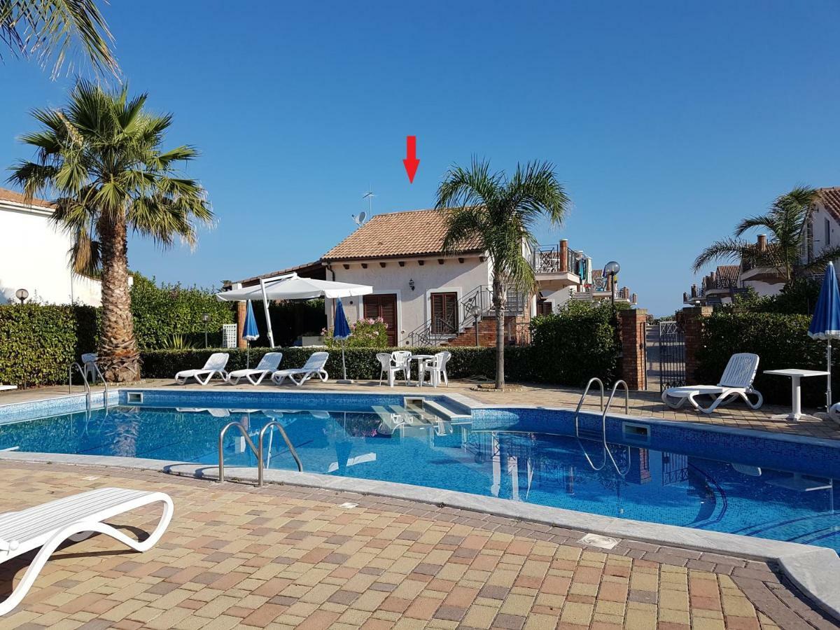 Mansarda Con Vista Piscina Villa Campofelice Di Roccella Exterior foto