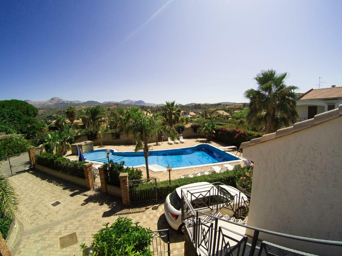 Mansarda Con Vista Piscina Villa Campofelice Di Roccella Exterior foto