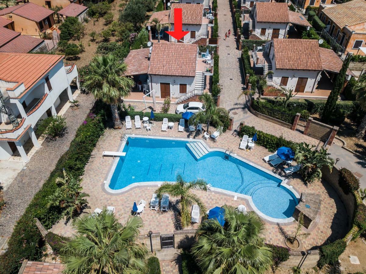 Mansarda Con Vista Piscina Villa Campofelice Di Roccella Exterior foto