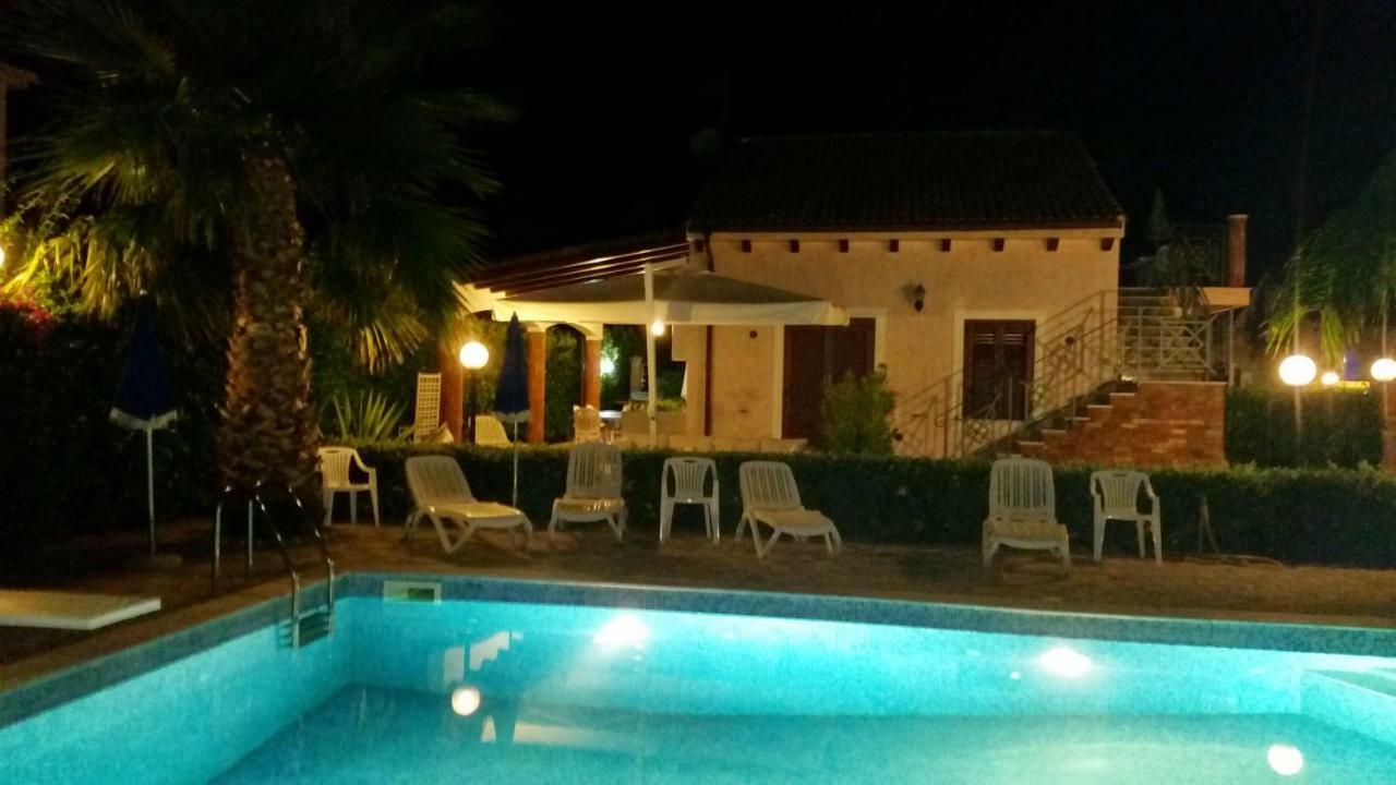 Mansarda Con Vista Piscina Villa Campofelice Di Roccella Exterior foto
